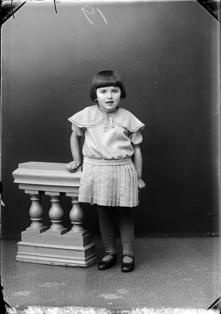 Skötsner-Edhlund, Portrait of Children - Girl, Östhammar, Uppland