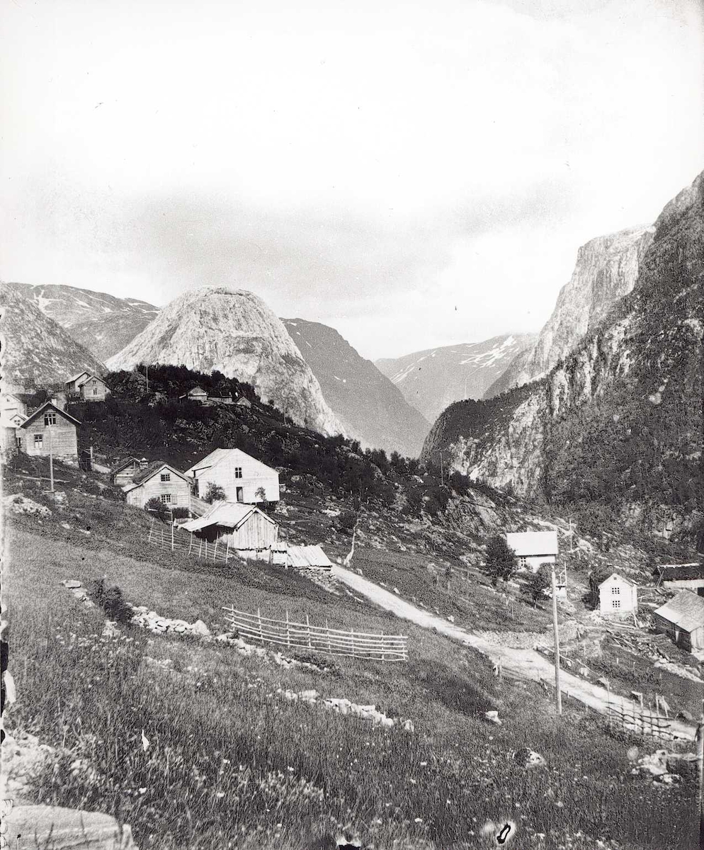 Tom Kent, Gårder foran Jordalsnuten, Nærøydalen, Aurland, Sogn og Fjordane.