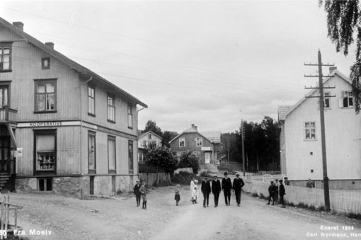 Anno Domkirkeodden, Moelv sentrum, Åsmarkvegen, Moelven Kooperative startet opp her i Roterudgården i 1922, Cafe Vidar i bakgården, til høyre er slakter Bjerke.