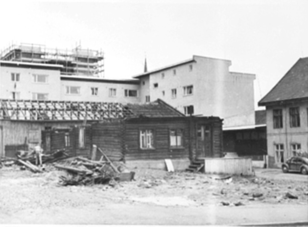 Anno Domkirkeodden, RIVING AV GAMMELT TØMMERHUS, STORT UTHUS/LAGER, STORHAMARGT. 21