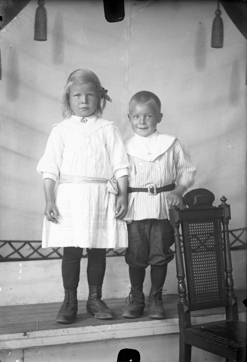 Oscar Holte, Portrett av to søsken
