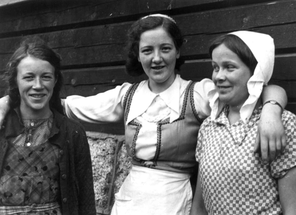 Anna Grostøl, Valle 1939. Fra Bergtun Hotell. Portrett av tre kvinner.