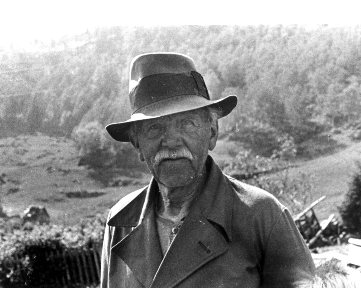 Anna Grostøl, Portrett av lærer Guttorm Eftestøl med hatt. Fjotland, Kvinesdal 1941.