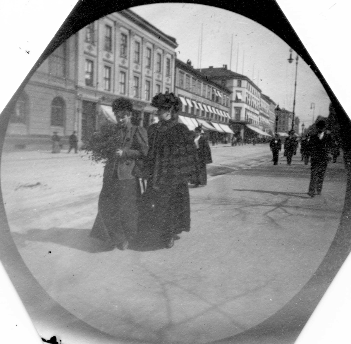 Fredrik Carl Mülertz Størmer, Frk. Aagot Lund, senere fru Schnitler, og søster fru Skabo spaserer langs Karl Johans gate, Oslo.