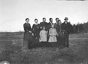 Anno Domkirkeodden, GRUPPE 9, KONFIRMASJONEN TIL BERTHA, FRA VENSTRE: SINA, KRISTINE, OLINE, BERNT, GUDBRAND, OLE, 1 RAD: MARTHA, GØNNER, BERTHA, STORSVEEN UNDER SKATTUM