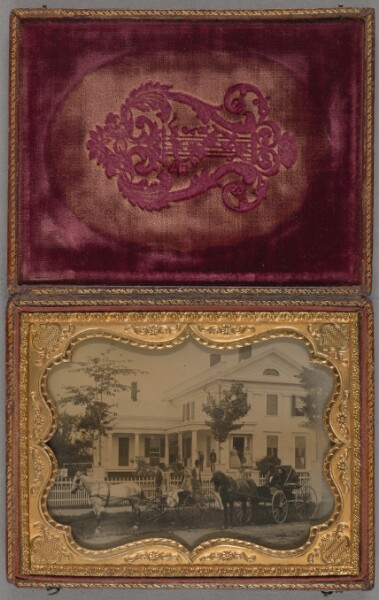Unknown, [Group of people and carriages in front of a Southern home] / [In Waiting]
