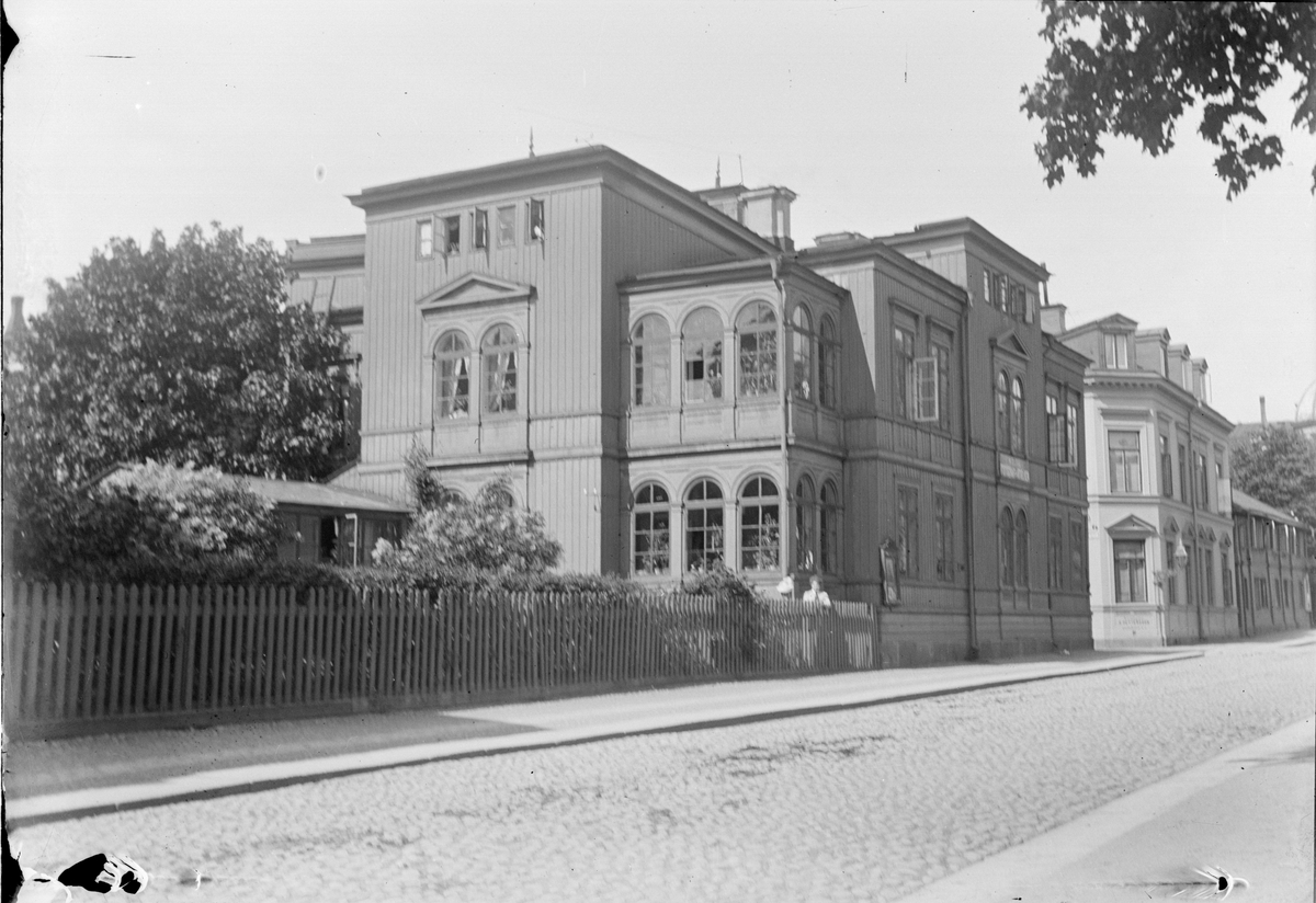 Henri Osti's Fotografiateliér, Bostadshus vid Kungsgatan 57, kvarteret Svava, Uppsala 1890-tal