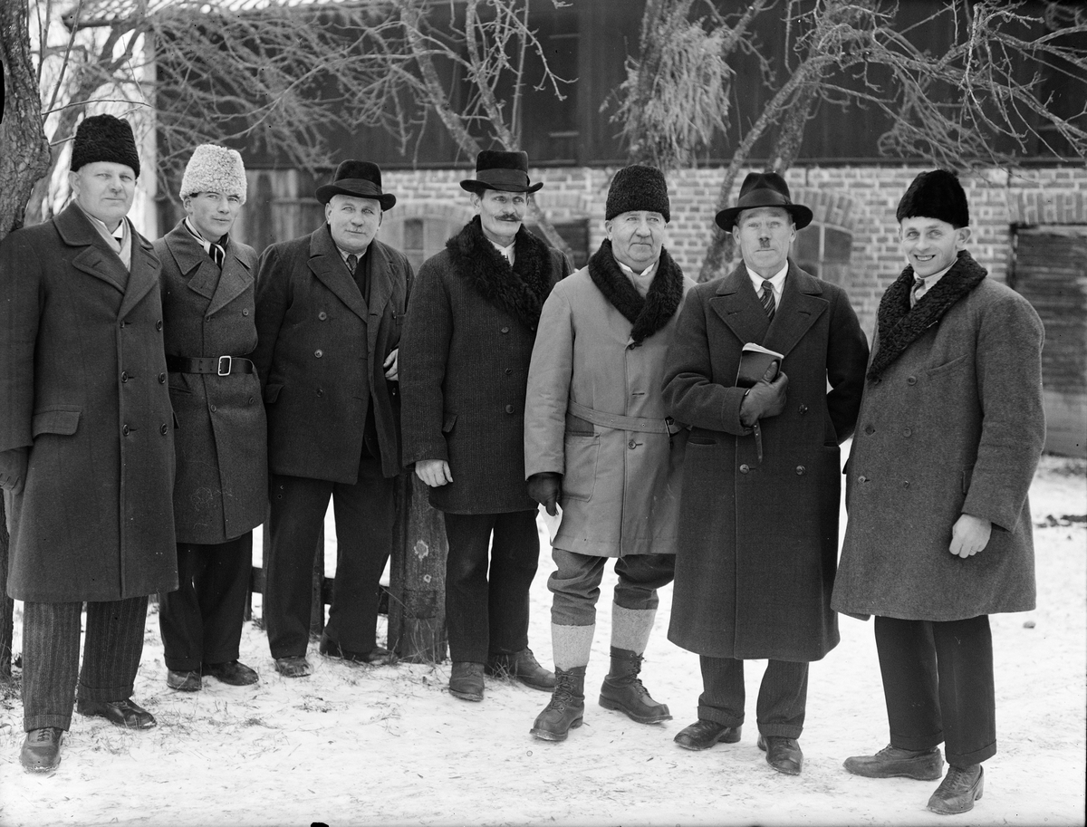 Paul Sandberg, "J.U.F.-tävlan i hovbeslag" i Lytta, Bälinge socken, Uppland januari 1935. Tävlingsnämnden