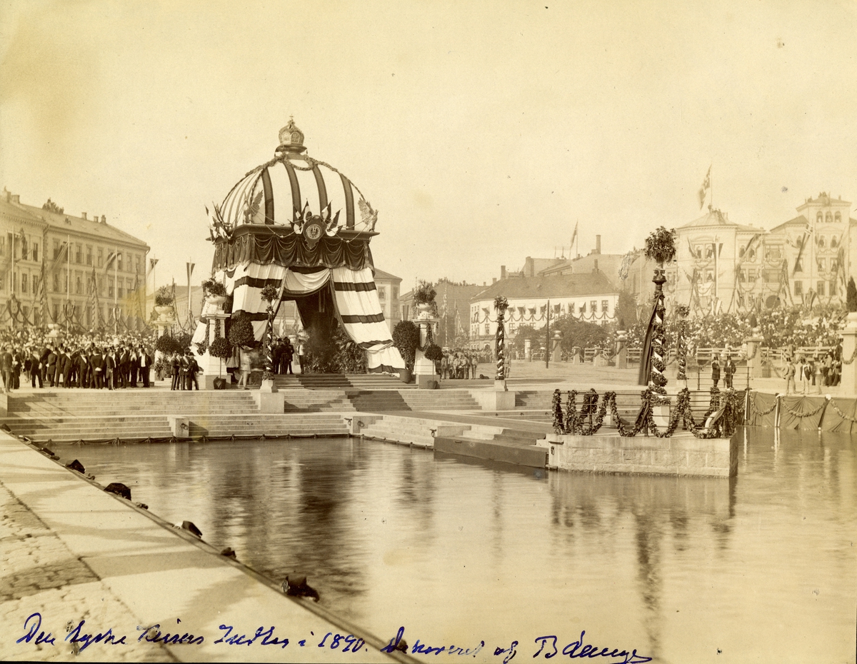 Marthinius Skøien, Fra keiser Wilhelms besøk i Kristiania i 1890. Velkomstpaviljong ved ankomsten på Honnørbrygga. Publikum og tilskuere blant girlander og flagg.