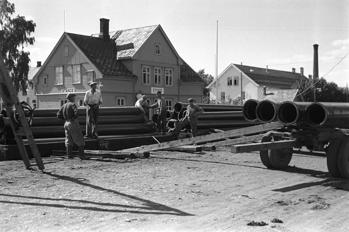 Anno Domkirkeodden, STANGE VANNVERK, RØR LASTES AV JERNBANEVOGNER PÅ STANGE JERNBANESTASJON. RØRENE KOM PÅ 44 JERNBANEVOGNER FRA OSLO TIL STANGE STASJON, HVERT RØR VEIDE 600 KG JOHAN O KORSBAKKEN OG ANTON GYLSTRØM, RESTEN UKJENTE.