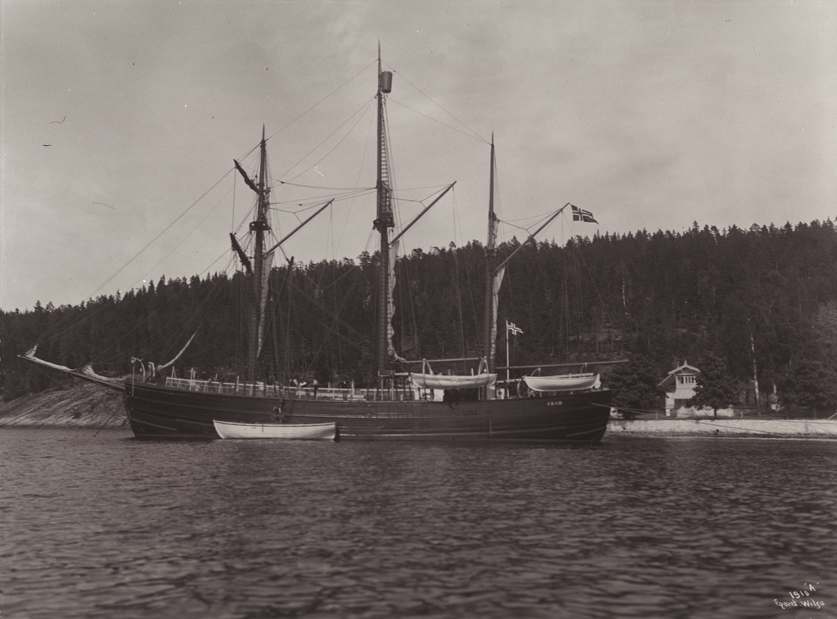 Anders Beer Wilse, Prot: Fram udenfor Amundsens Hjem fra fjorden 3/6