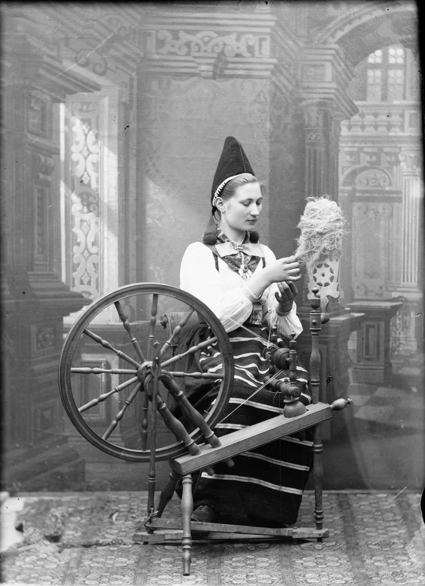 Skötsner-Edhlund, Lotten Lindgren klädd i folkdräkt spinner, Dalarna 1893