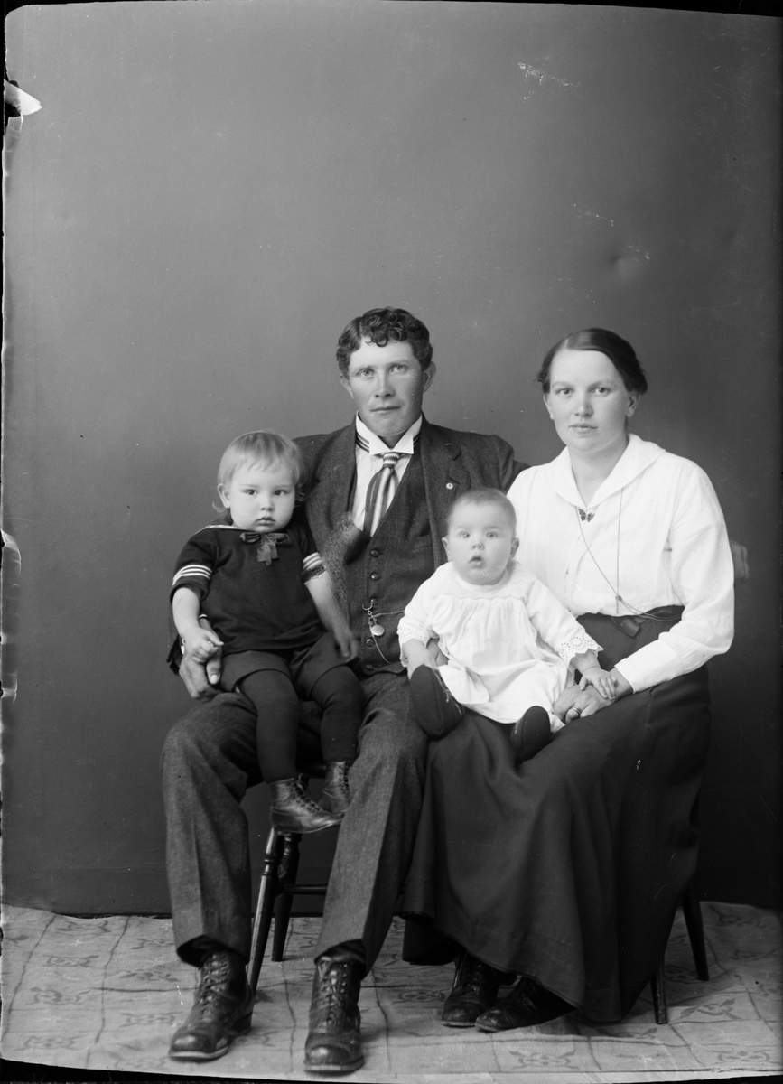Skötsner-Edhlund, The Eriksson family from Vigelsboängen, Valö socken, Uppland 1922
