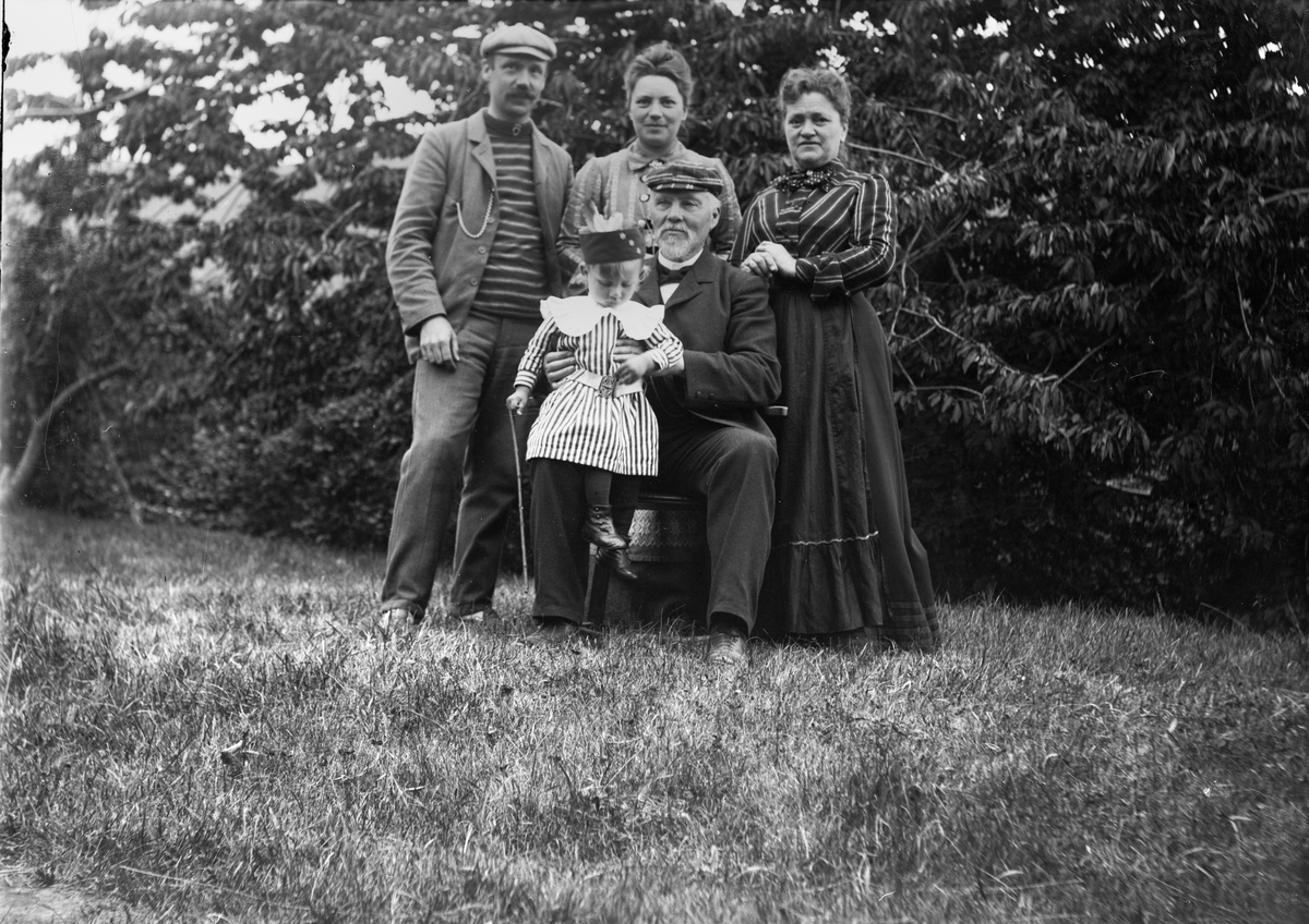 Okänd,, Ruben and Christiane Liljefors with son Roland and Christiane’s parents Pauline Egelind Petersen and Roland Petersen in garden, likely in Norway around 1905