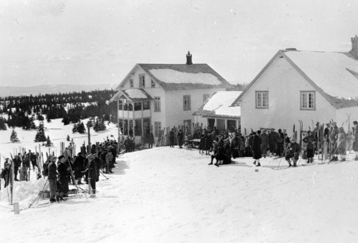 Anno Domkirkeodden, Det første birbeinerrennet den 20.3.1932. Her på Sjusjøen, Ringsaker med mye folk.