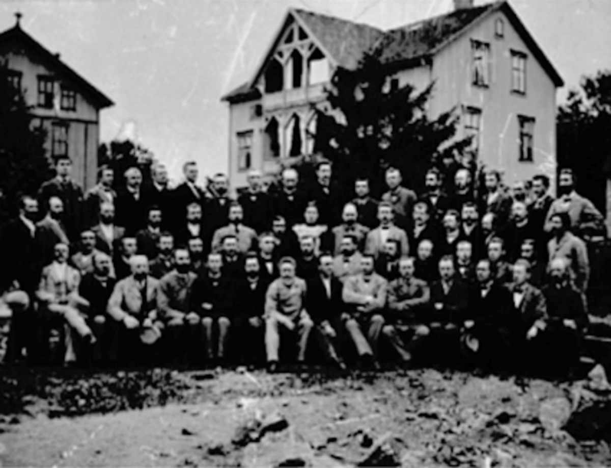 Anno Domkirkeodden, Gruppe, sløydlærerkurs, Hamar lærerhøgskole, lektorbygningen. Pikeskolen til venstre. Se En innlandsby vokser fram bilde nr. 85. Se også Jubileumsbok for Hamar 1989.
