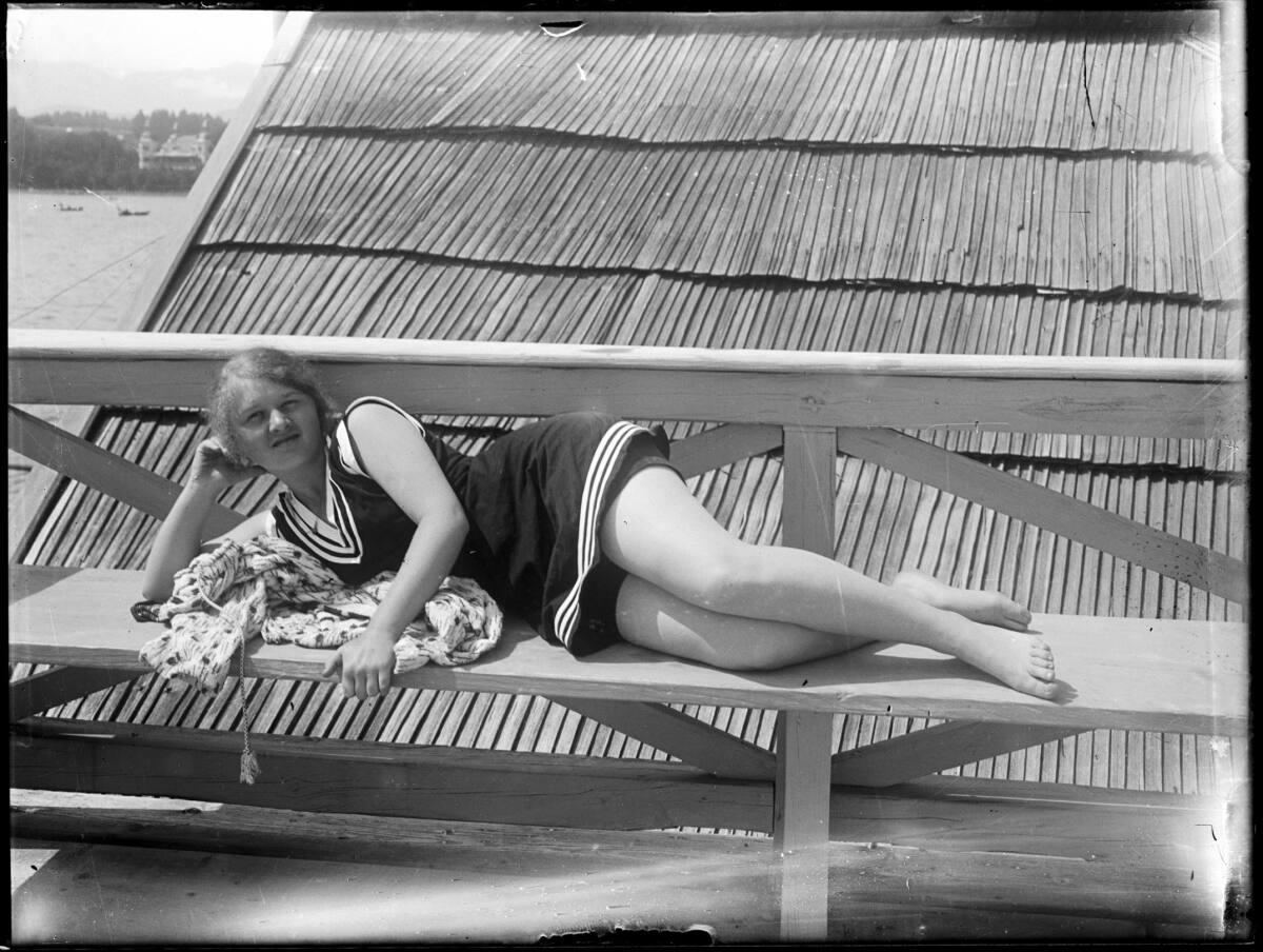 Anonym, Elsie Altmann im Strandbad, liegend