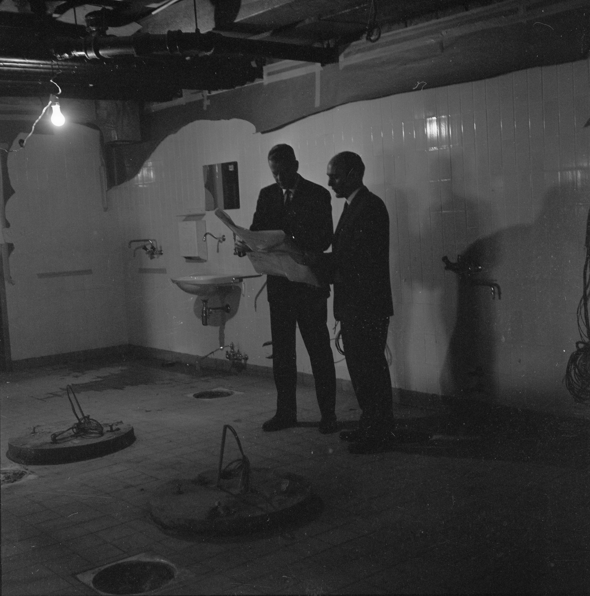 Uppsala-Bild, Akademiska sjukhuset, män som tittar på ritning, Uppsala, mars 1966