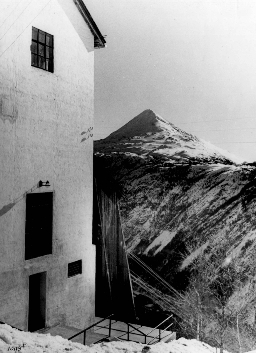 Anders Beer Wilse, Maskinhuset til taubanen i Rjukan, med Gaustatoppen i bakgrunnen.
