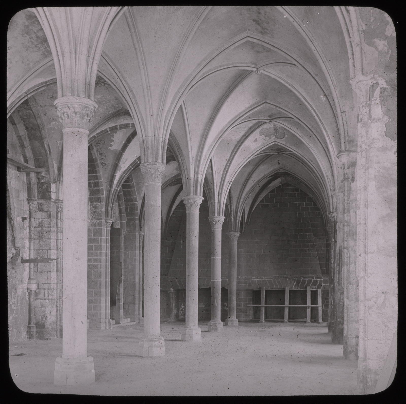 Desconegut, Le Mont Saint Michel. La salle des hôtes. Photo Louvre