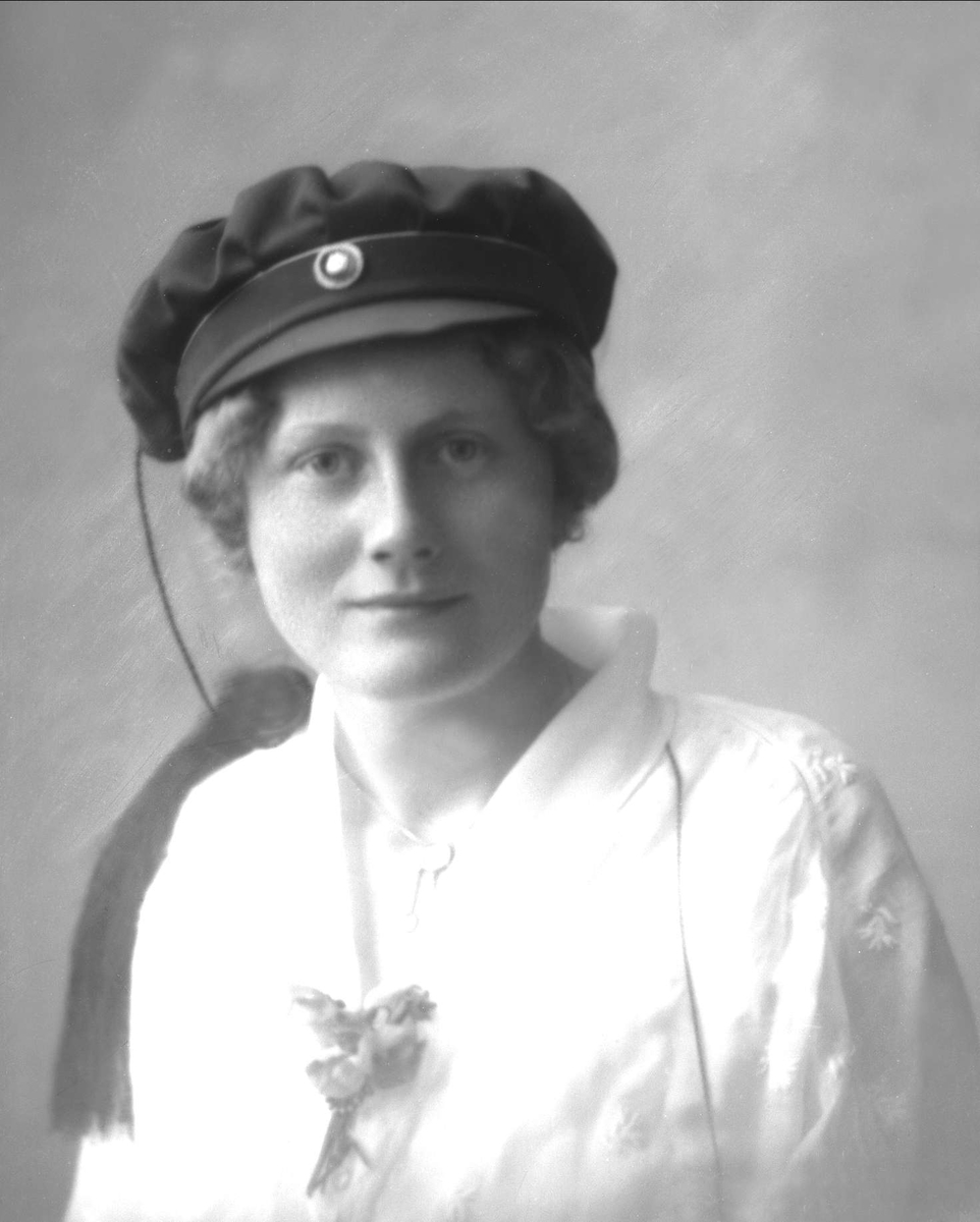 Gustav Borgen, Portrett, kvinne med studentlue. Frøken Ellen Marcussen.