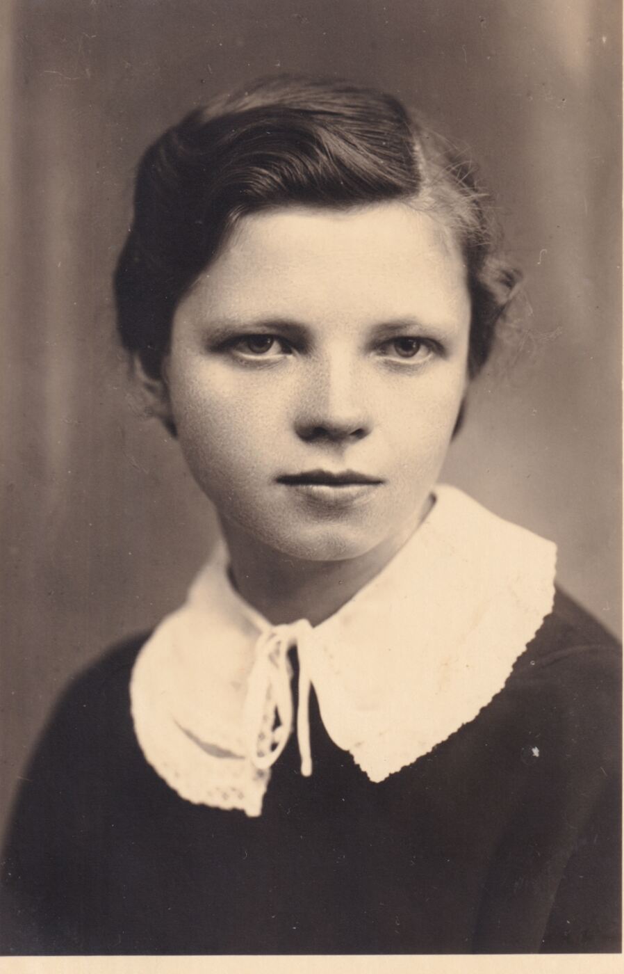 E. Konienė, Tauragės gimnazijos mokinė Stanislava Vaičekauskaitė