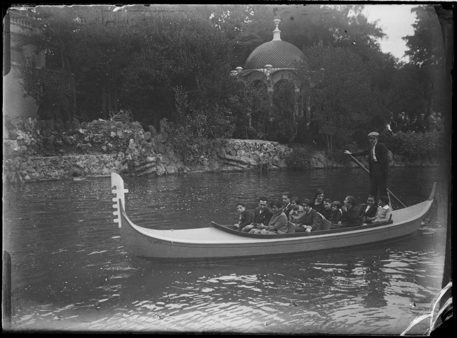 Desconegut, [Boat trip thru the Citadel Park]