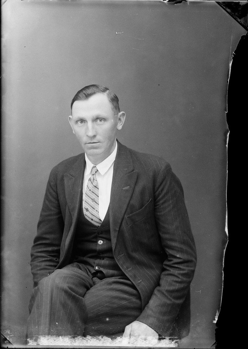 Skötsner-Edhlund, Ateljéporträtt - Emil Andersson från Gimo, Skäfthammar socken, Uppland 1932