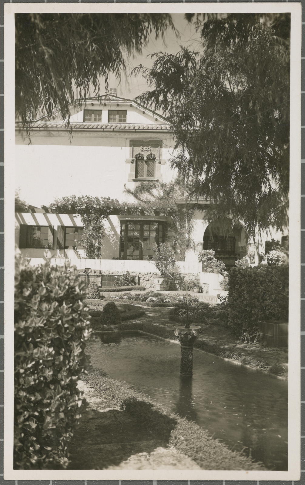 Desconegut, [Hostal La Gaviota. She Garbed]