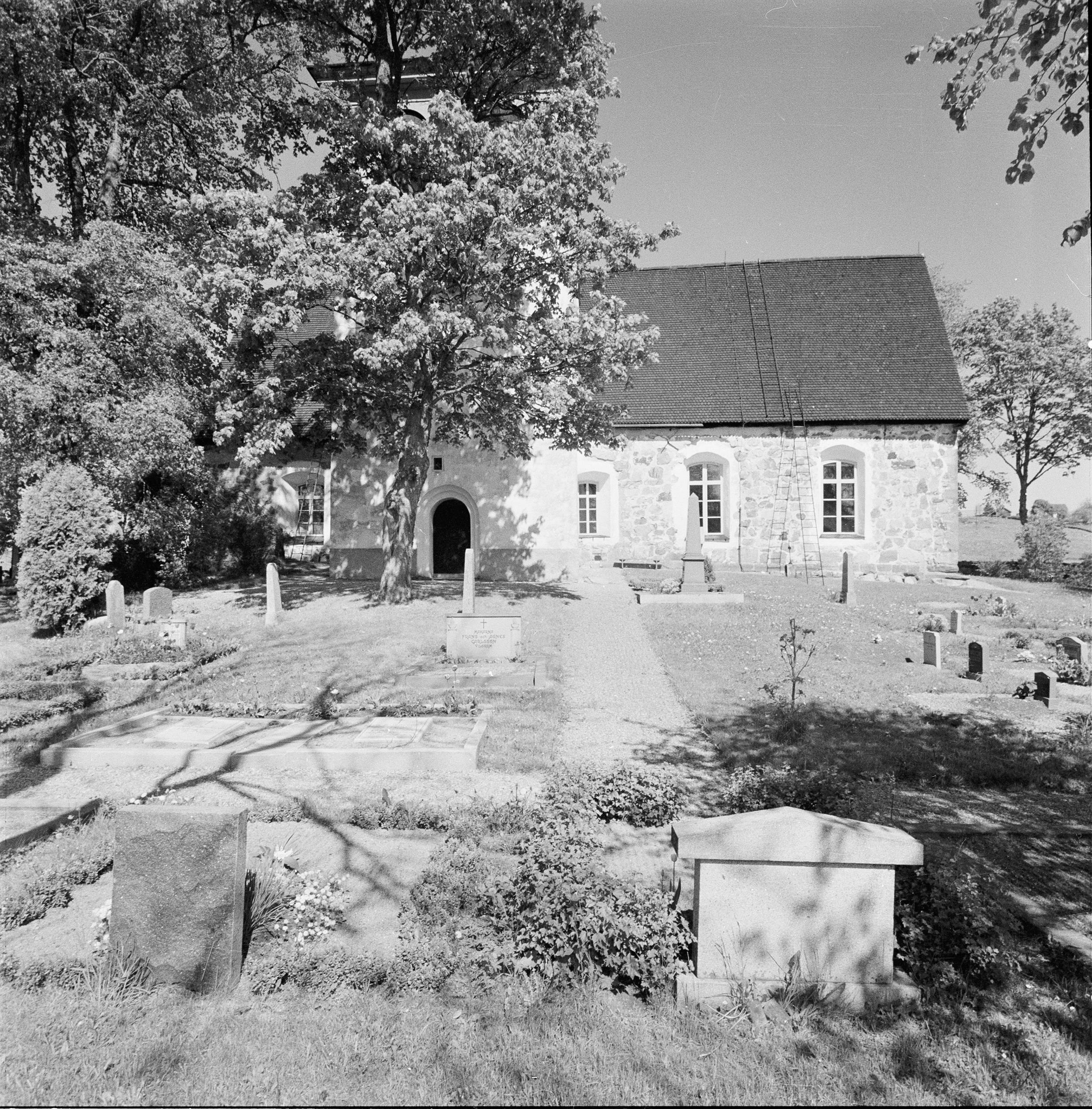 Nils Lagergren, Husby-Sjuhundra kyrka