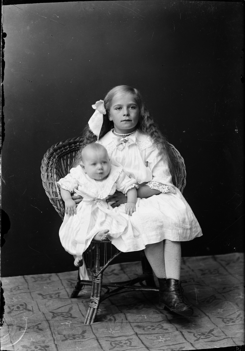 Skötsner-Edhlund, Barnporträtt - en flicka och ett spädbarn, Östhammar, Uppland
