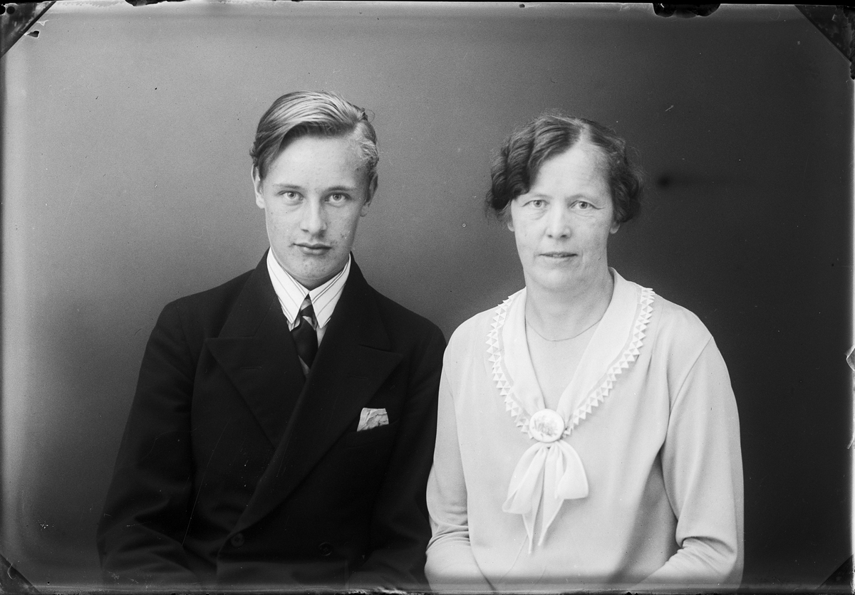 Skötsner-Edhlund, Färghandlare Frida Berggren med sonen Curt, Östhammar, Uppland