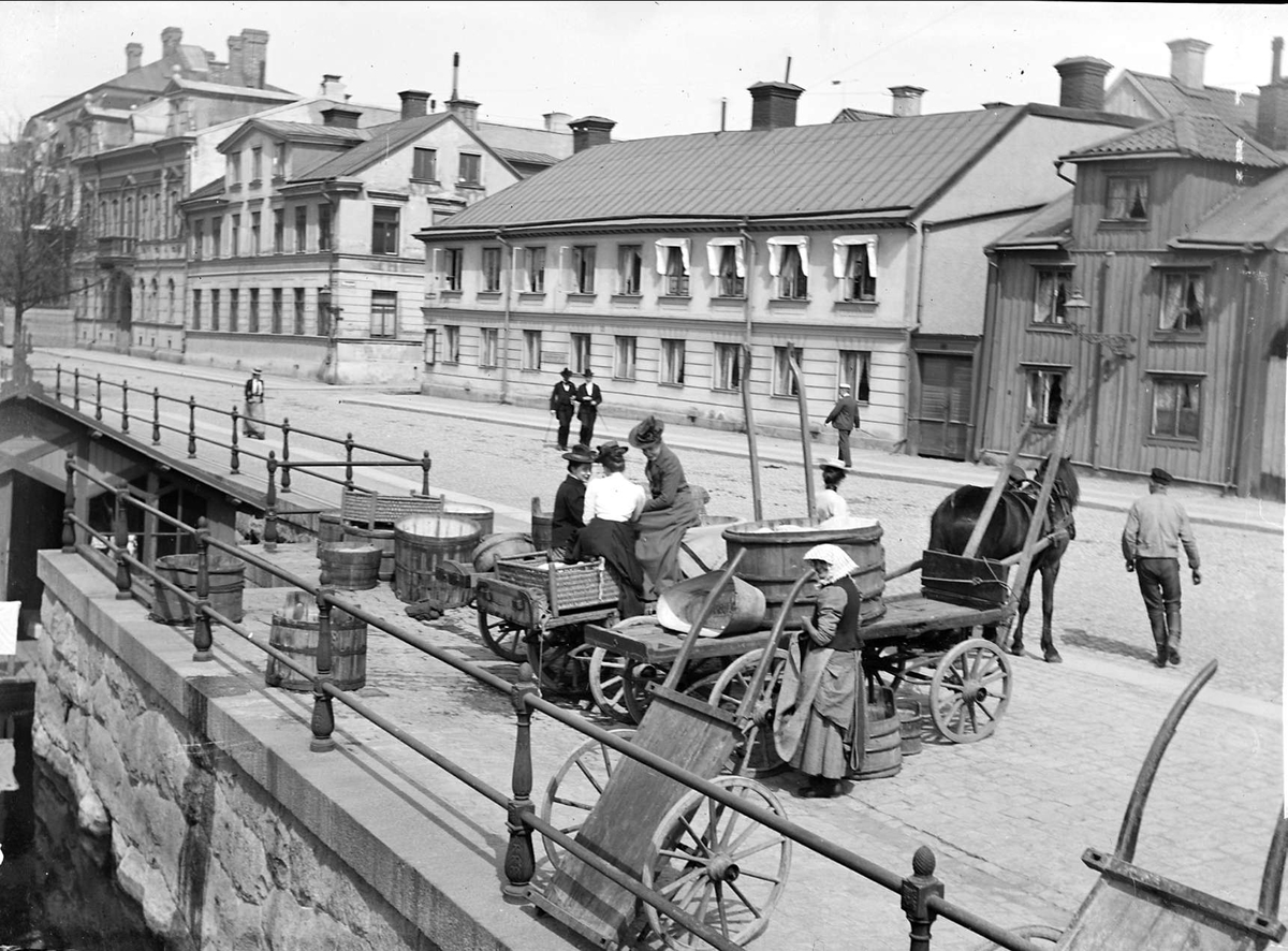 August Fredrik Schagerström, Hästekipage och kvinnor vid tvättstugan i Fyrisån, Östra Ågatan, Uppsala 1900