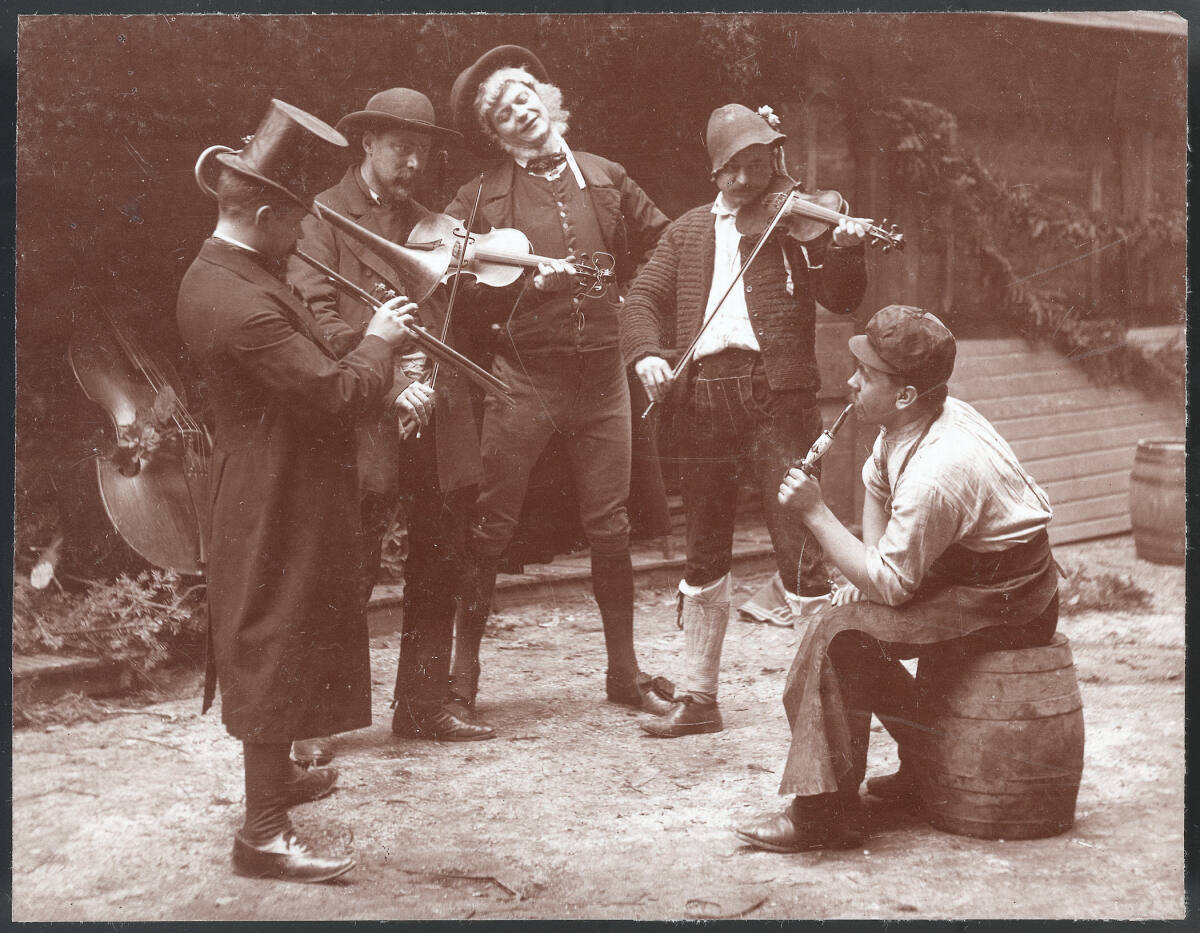Unknown artist, Abschluss eines Künstlerhausfestes im "Blauen Freihaus", von links: Maximilian Lenz, Ernst Stöhr, Josef Engelhart, Friedrich König, Karl Müller