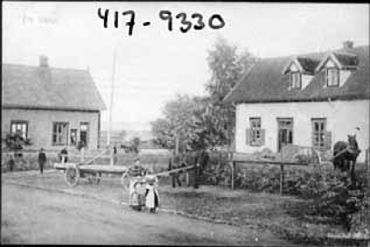 Anno Domkirkeodden, OVERSIKT STANGEBYEN, FOLK, BARN, BARNEVOGN, HEST MED KJERRE Dubl: 0417-06803 og 0417-10835