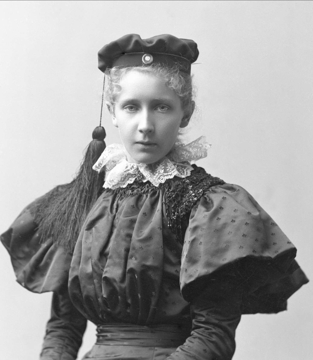 Gustav Borgen, Portrett, ung pike med studentlue. Harriet Borchsenius.