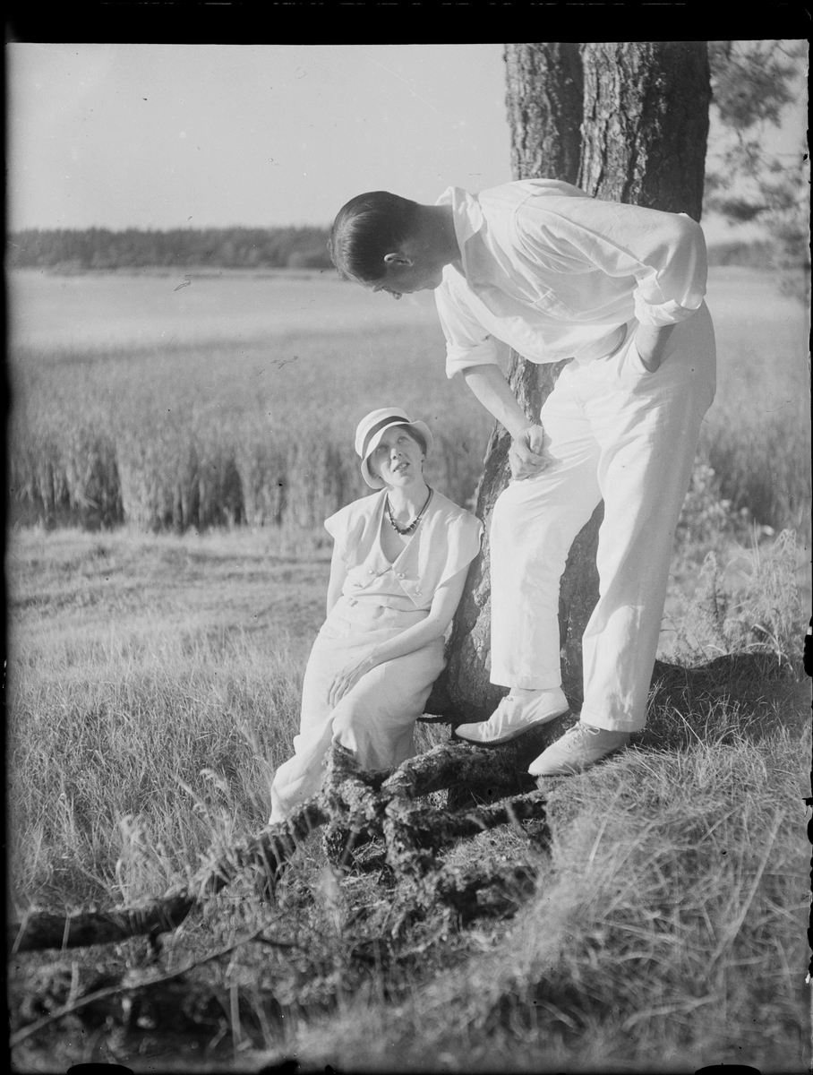 Skötsner-Edhlund, Josef Edhlund och kvinna vid ett träd, Uppland