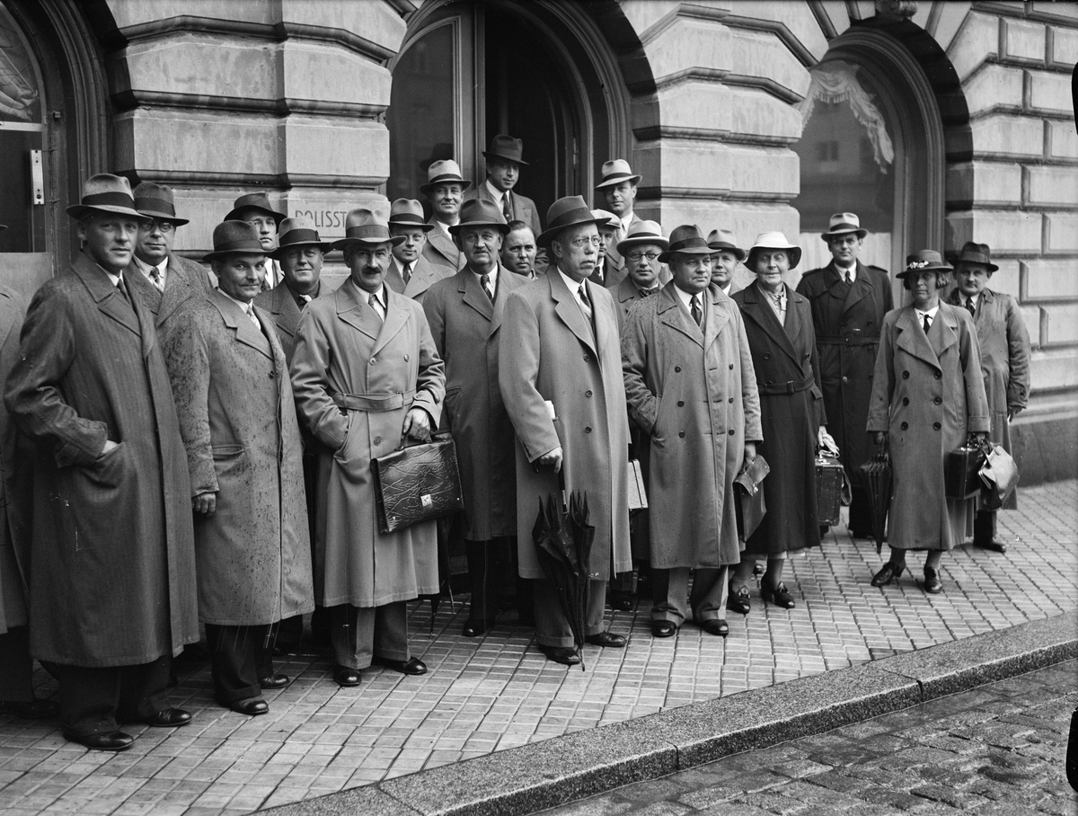 Paul Sandberg, Grupporträtt - kvinnor och män utanför polisstationen i Uppsala stads rådhus, Vaksalagatan, Uppsala 1938