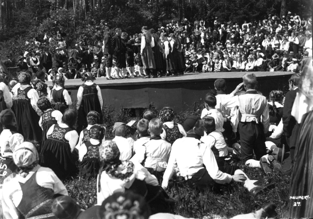 Hermann Christian Neupert, Folkedans på Leikarvollen på Norsk folkemuseum, 1925.