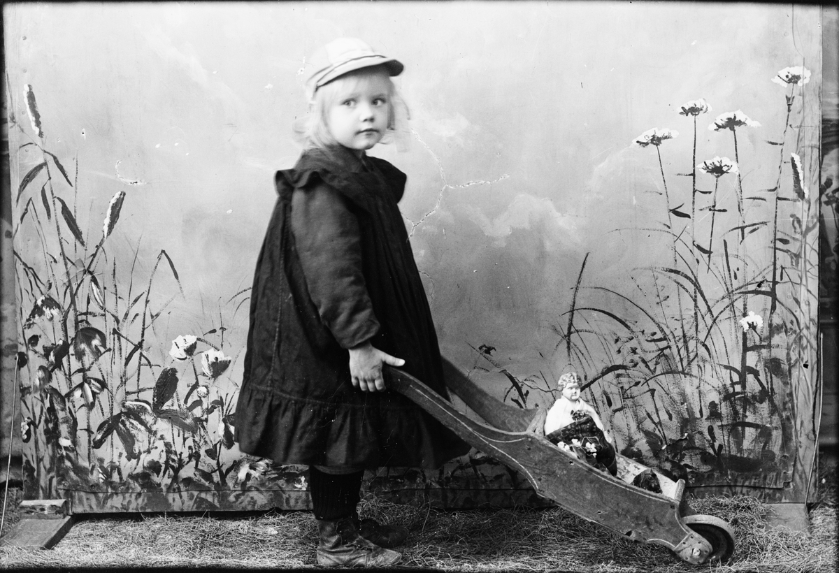 Skötsner-Edhlund, Ateljéporträtt - Tyra Edhlund med dockan i skottkärran, Östhammar, Uppland