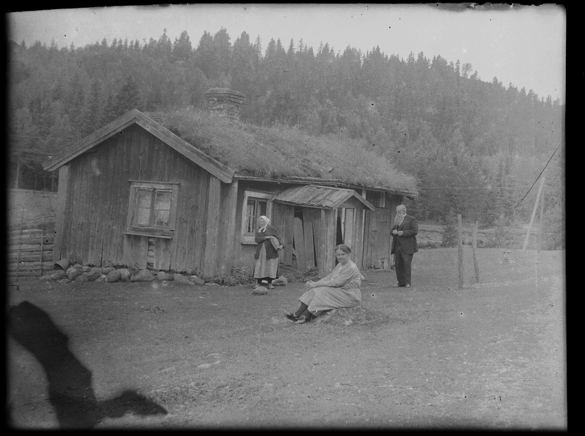 Skötsner-Edhlund, Kvinnor och man utanför stuga, Sverige