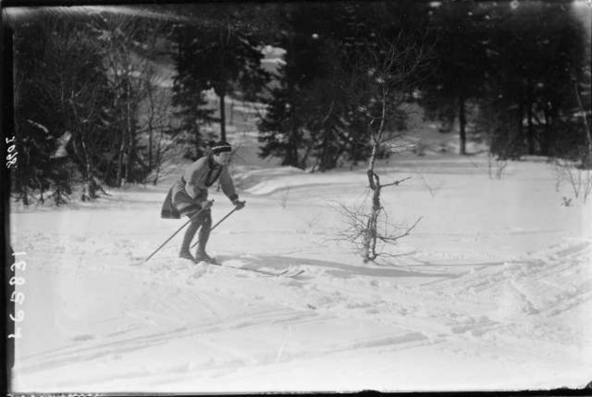 Hermann Christian Neupert, Kvinnelig skiløper i skidrakt med skjørt.