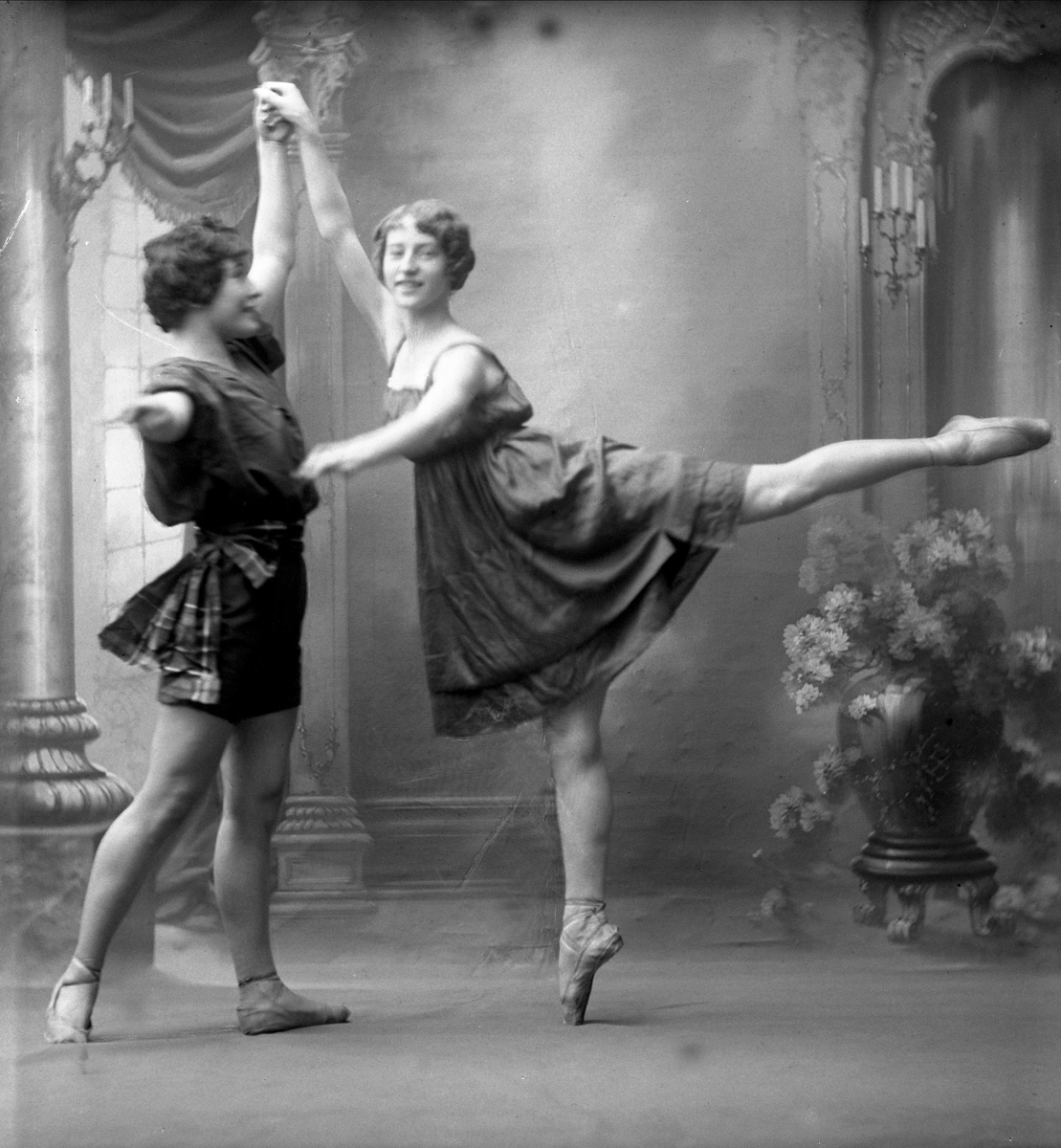 Gustav Borgen, Gruppeportrett, to ballettdansere. Frøken Warhuus.