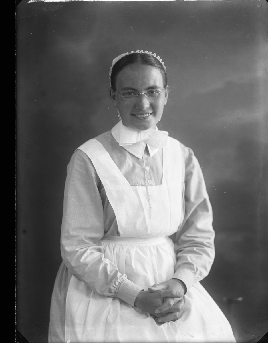 Calla Helena Sundbeck, Karin Hellström, diakonissa inom fattigvården.