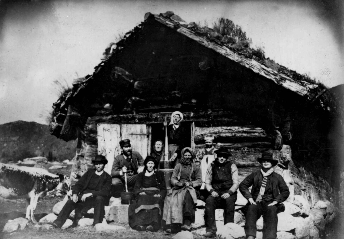 Ukjent, Fra en serie fotografier fra et album som har tilhørt folklorist og professor Moltke Moe (1859-1913), antatt fra 1880-årene med motiver fra Telemark.