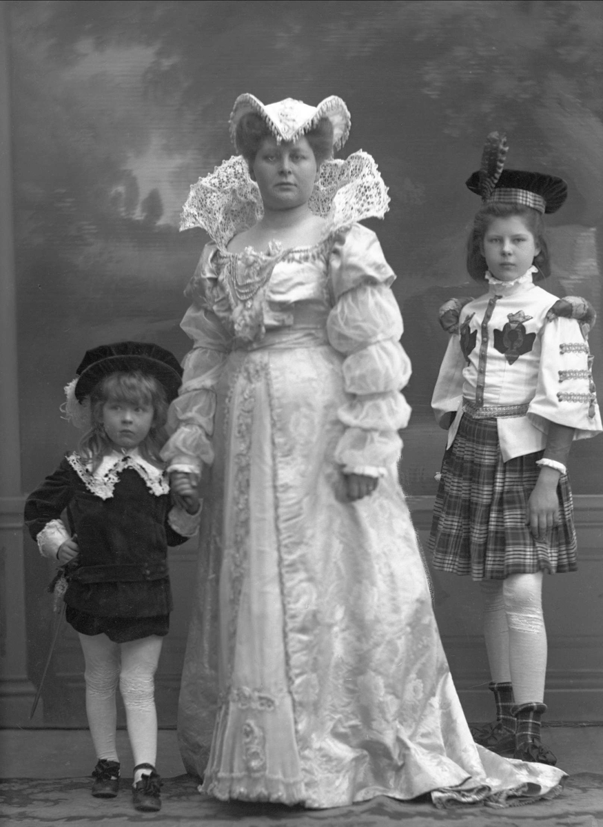 Gustav Borgen, Gruppeportrett, Contance Wiel Nygaard (1866-1931) med barna Lizzie og Andreas kledd for maskeradeball, Oslo, 1908.