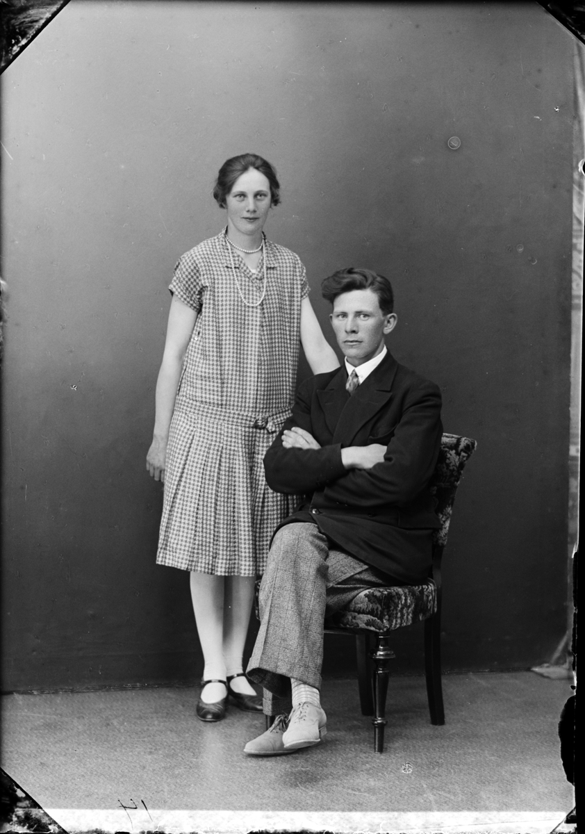 Skötsner-Edhlund, Ateljéporträtt - Kvinna och man, Östhammar, Uppland 1930