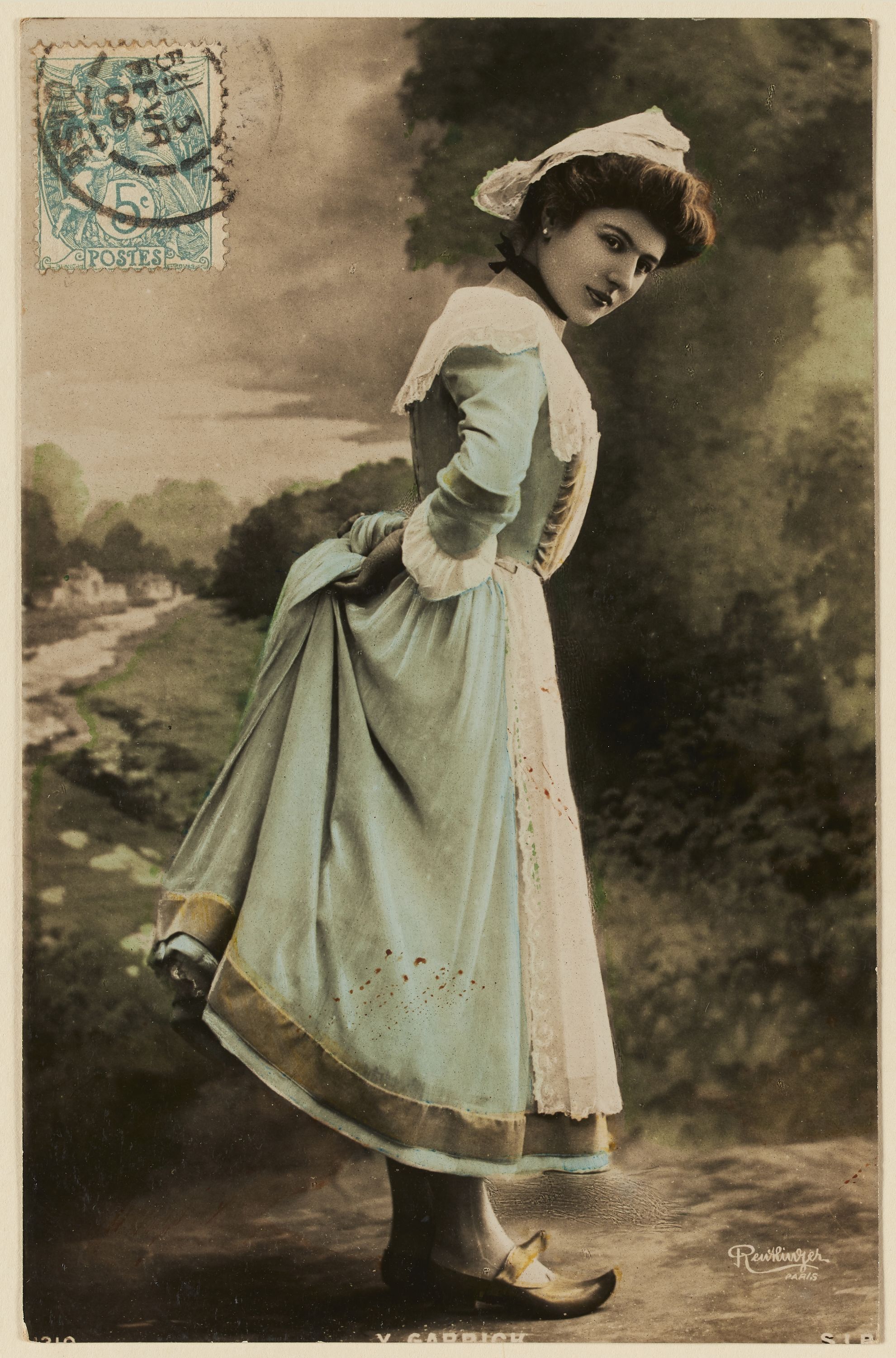 Société Industrielle de Photographie ou S.I.P., Une femme en costume breton