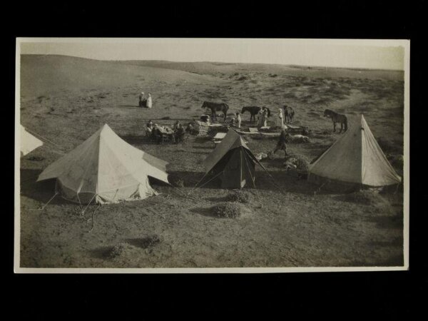 Unknown, Tents in a desert camp. Algeria