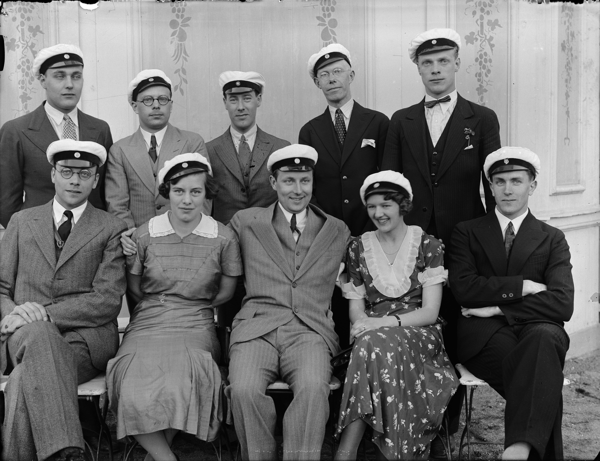 Paul Sandberg, Grupporträtt - kvinnor och män med studentmössor, Uppsala maj 1933